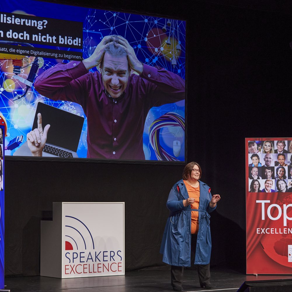 Stephanie Selmer auf der Bühne bei einer Keynote