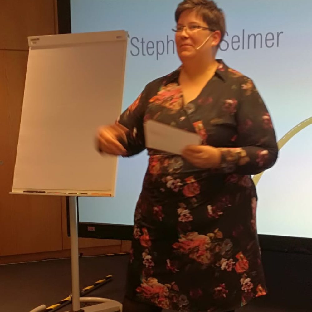 Stephanie Selmer am Flipchart während eines Vortrags