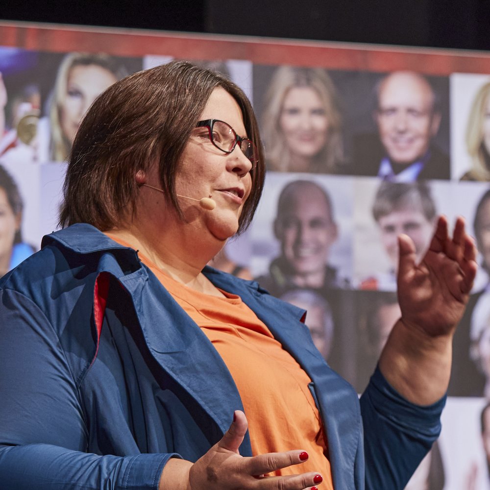 Stephanie Selmer gestikuliert während einer Keynote
